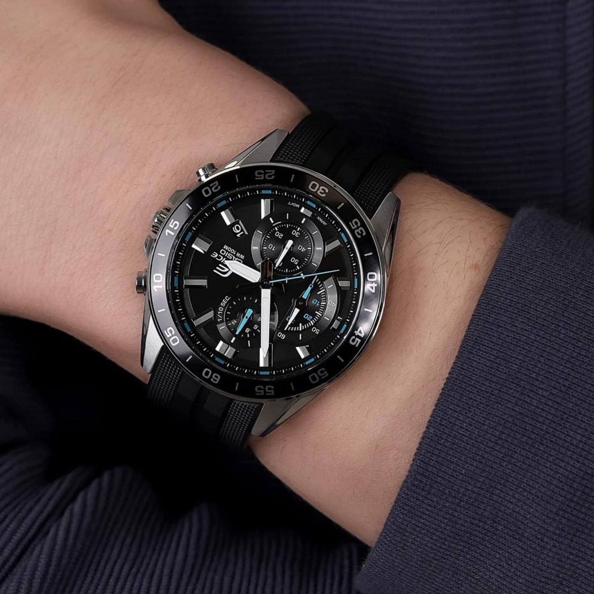 Αδιάβροχο ρολόι CASIO Edifice EFV-550P-1AVUEF-1 με μαύρο λουράκι από καουτσούκ, μαύρο καντράν με φωσφορίζον δείκτες, στεφάνη σε μαύρο χρώμα και λειτουργία χρονογράφου.