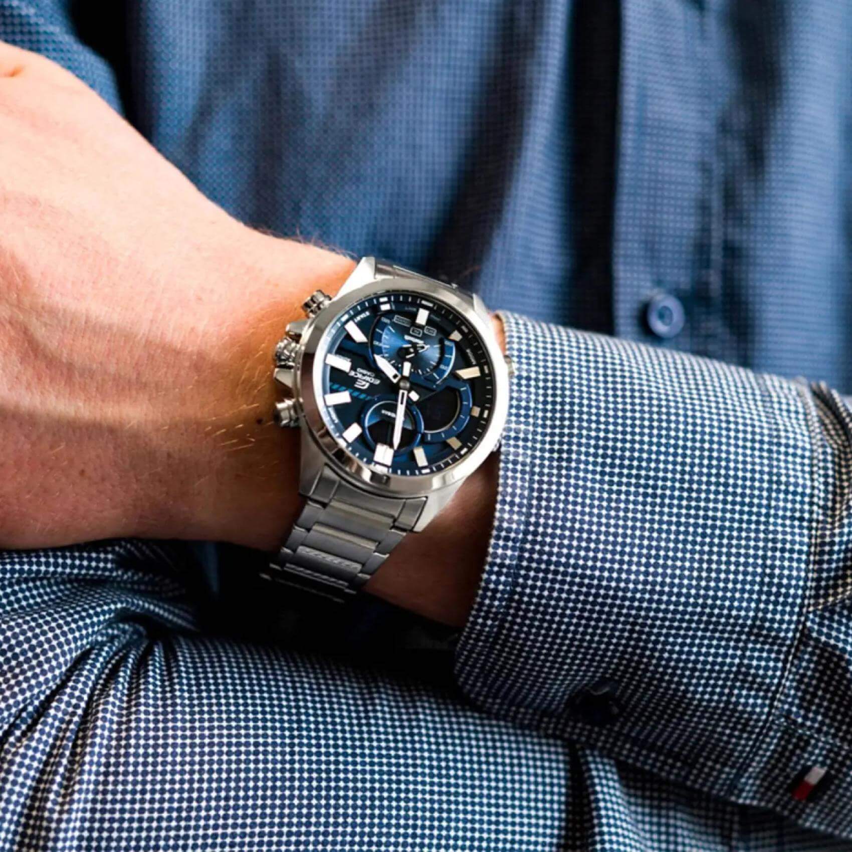 Ανδρικό ρολόι χρονογράφος Casio Edifice ECB-30D-2AEF με ασημί ατσάλινο μπρασελέ και μπλε καντράν, διαμέτρου 42mm με ημερομηνία-φορεμένο.