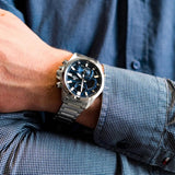Ανδρικό ρολόι χρονογράφος Casio Edifice ECB-30D-2AEF με ασημί ατσάλινο μπρασελέ και μπλε καντράν, διαμέτρου 42mm με ημερομηνία-φορεμένο.
