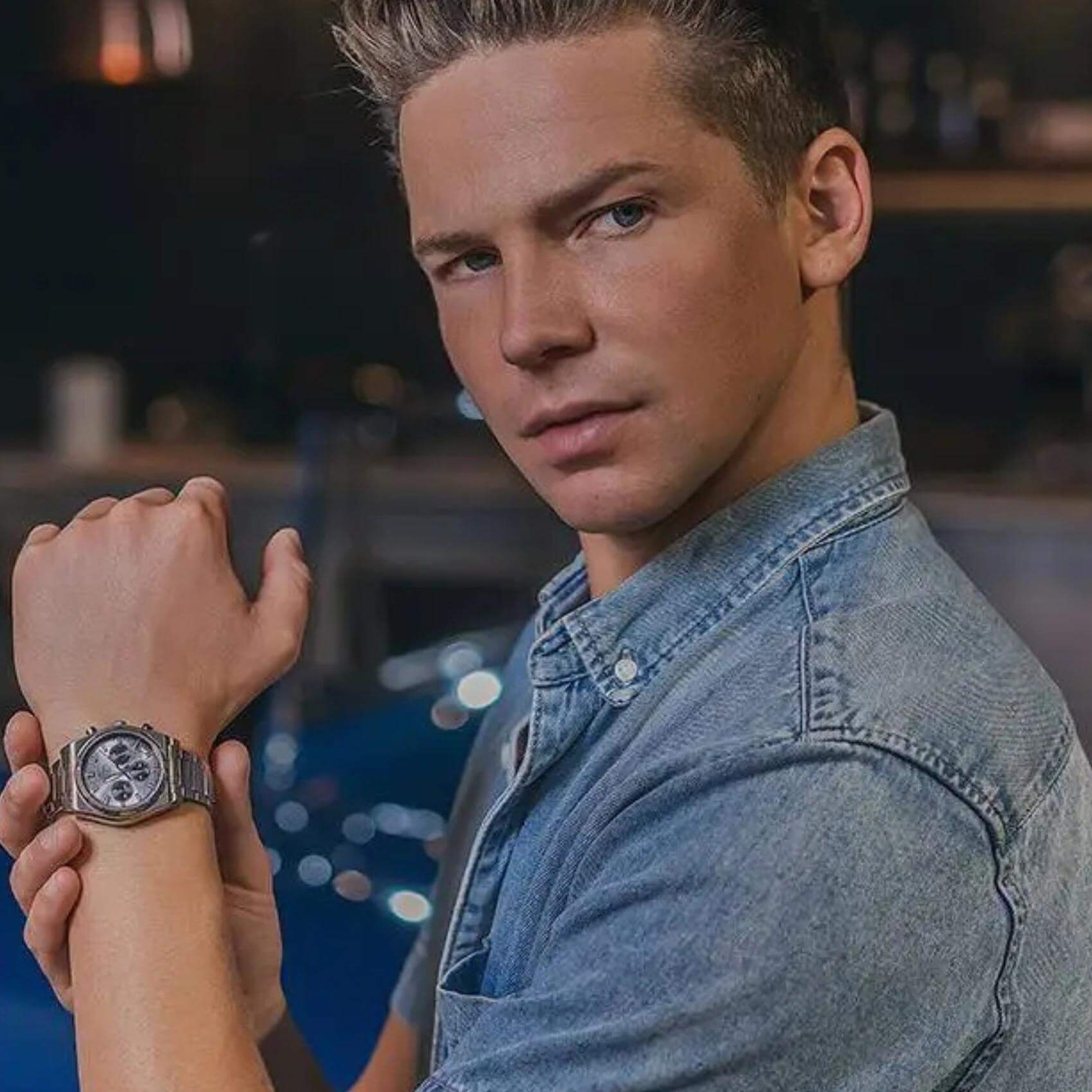 Ανδρικό ρολόι Casio Edifice EFB-730D-7AVUEF φορεμένο στον καρπό με ασημί ατσάλινο μπρασελέ και ασημί καντράν.
