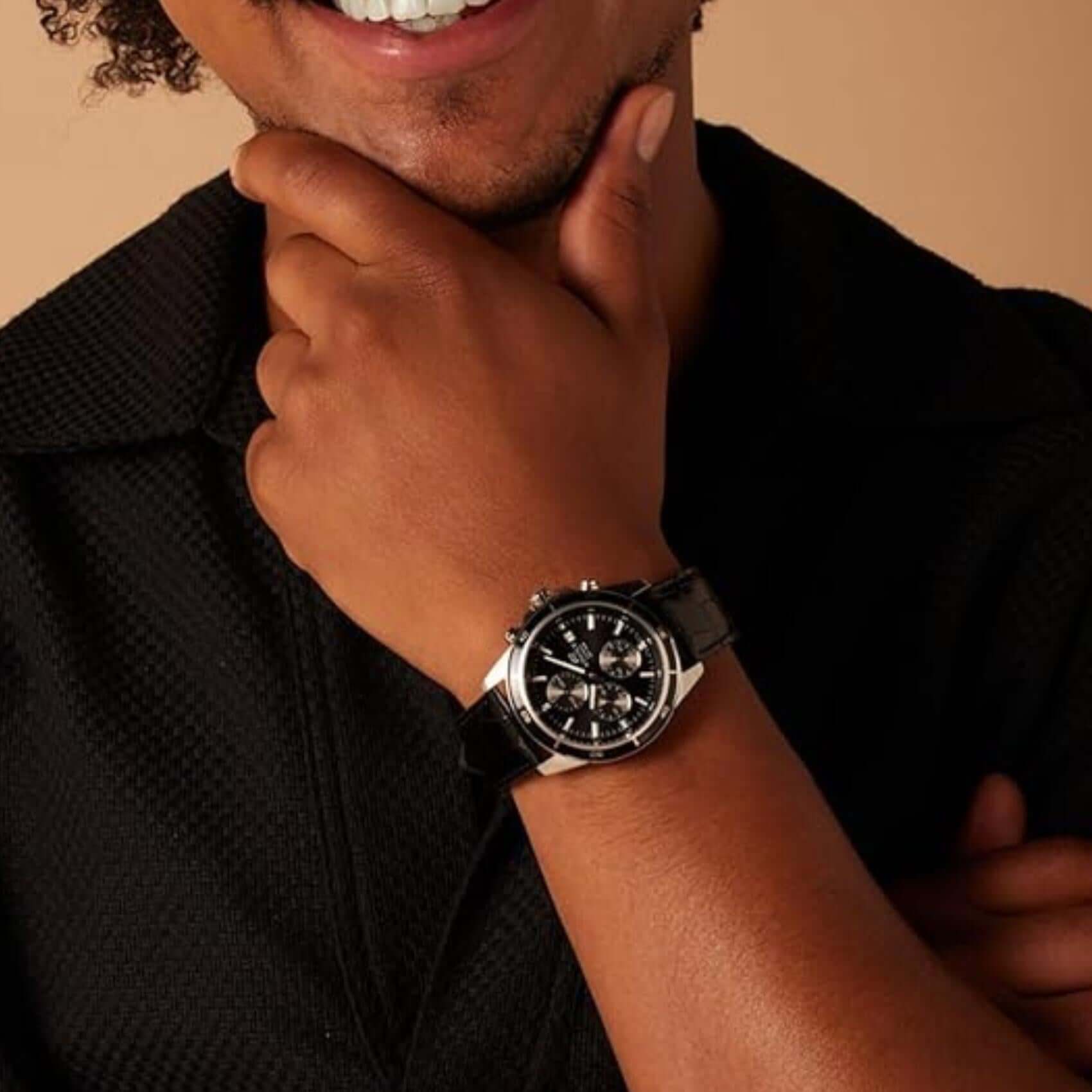 Ανδρικό ρολόι Casio Edifice EFR-526L-1AVUEF φορεμένο στον καρπό με μαύρο δερμάτινο λουράκι και μαύρο καντράν.