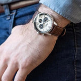 Ανδρικό ρολόι Casio Edifice EFR-575L-7AEF φορεμένο στον καρπό με καφέ δερμάτινο λουράκι και μπεζ καντράν.