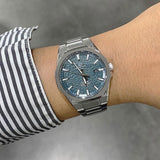 Ανδρικό ρολόι Casio Edifice EFR-S108DE-3AVUEF φορεμένο στον καρπό με ασημί ατσάλινο μπρασελέ και πράσινο καντράν.