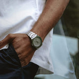Ανδρικό ρολόι Casio Edifice EFR-S108DE-8AVUEF φορεμένο στον καρπό με ασημί ατσάλινο μπρασελέ και ασημί καντράν.