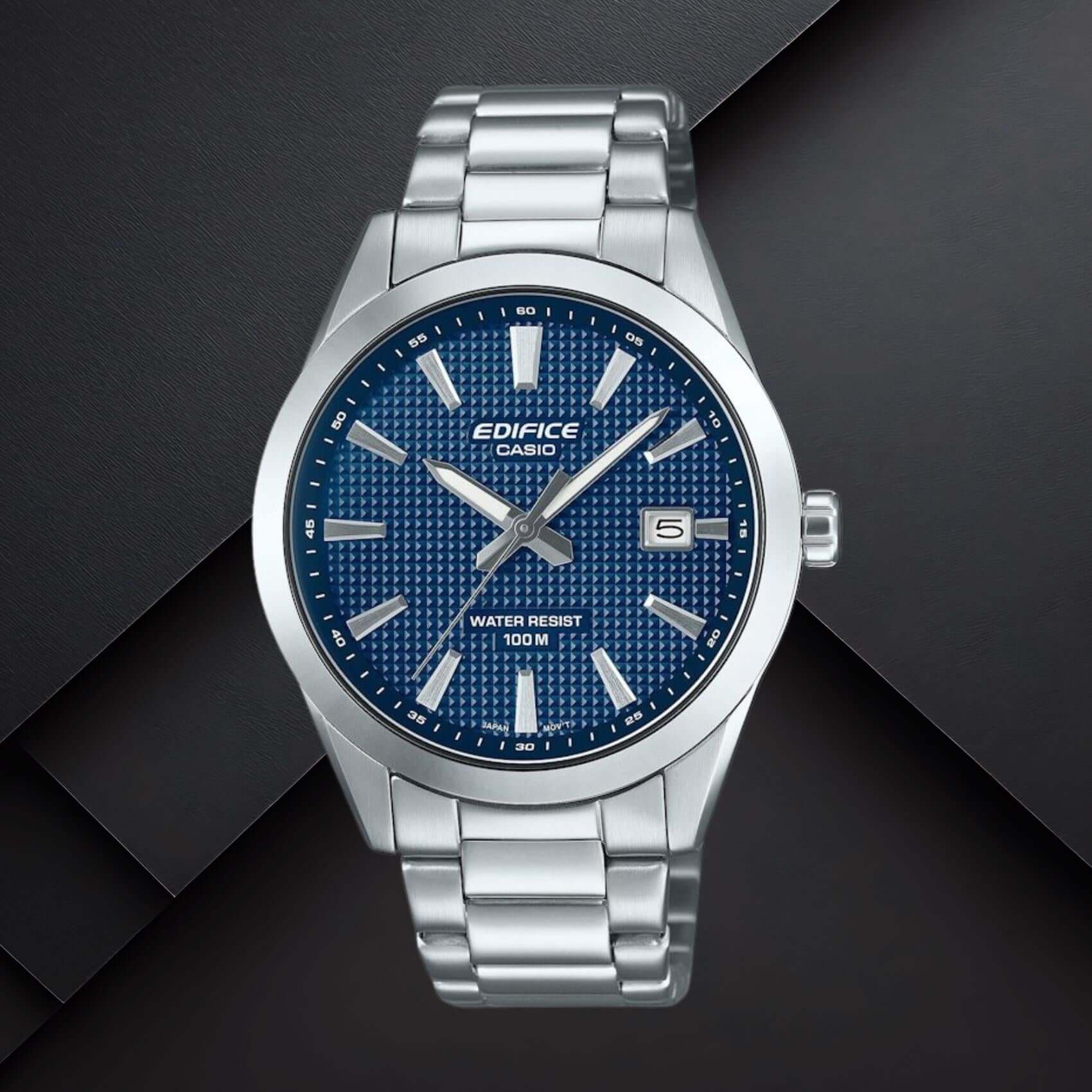Ανδρικό ρολόι Casio Edifice EFV-160D-2AVEF με ασημί ατσάλινο μπρασελέ και μπλε καντράν σε background.