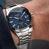 Ανδρικό ρολόι Casio Edifice EFV-160D-2AVEF φορεμένο στον καρπό με ασημί ατσάλινο μπρασελέ και μπλε καντράν.