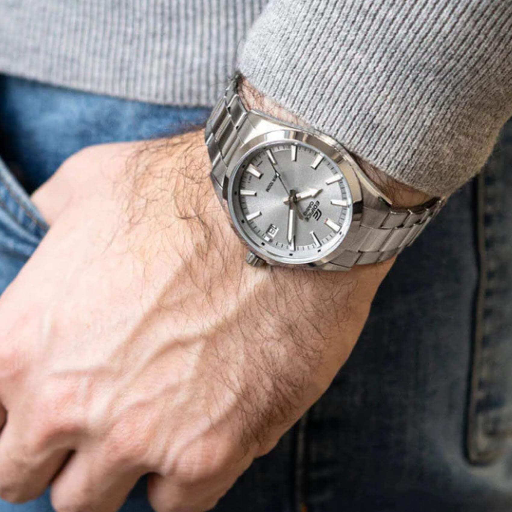 Ανδρικό ρολόι Casio Edifice EFV-160D-7AVEF φορεμένο στον καρπό με ασημί ατσάλινο μπρασελέ και λευκό καντράν.