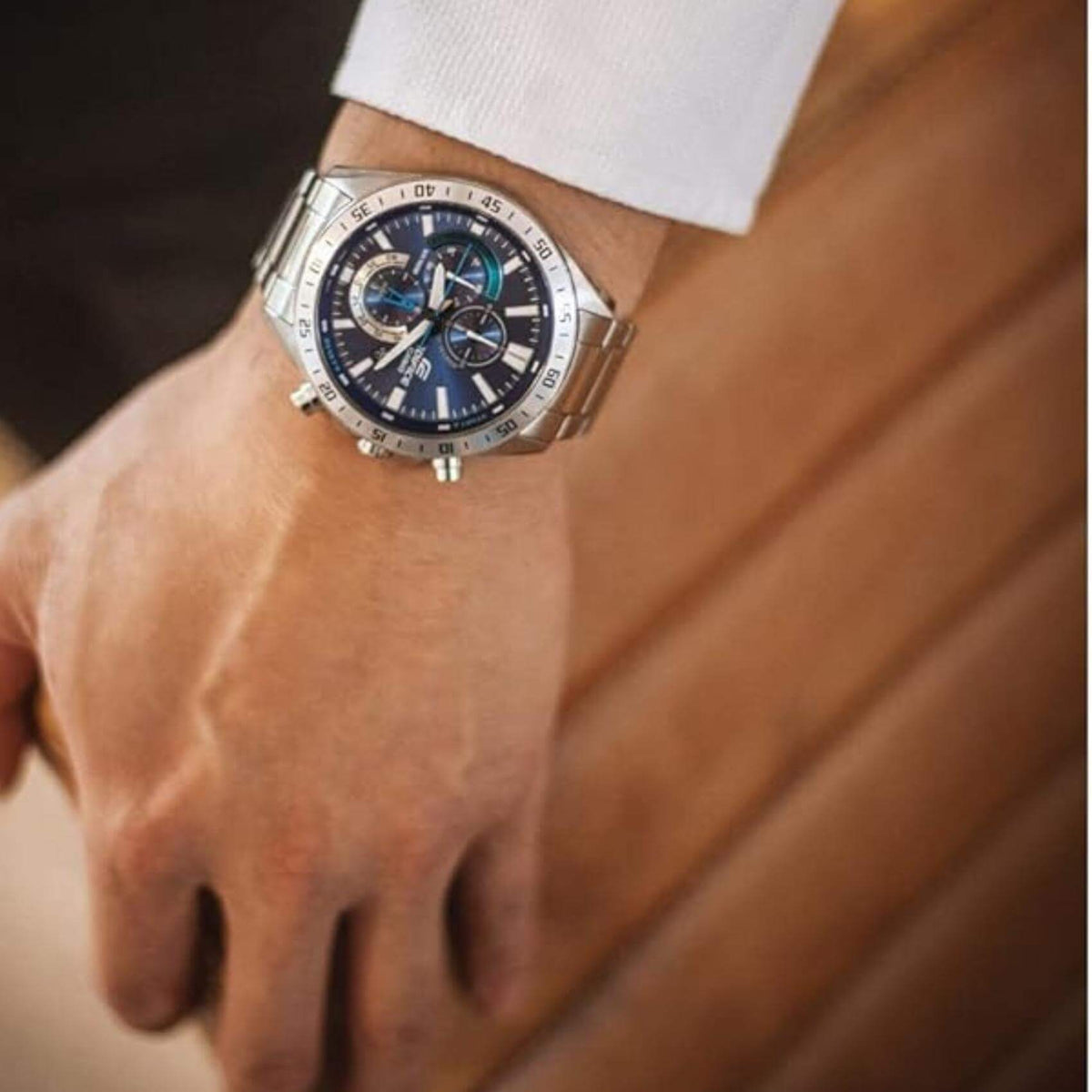 Αδιάβροχο ρολόι CASIO Edifice EFV-620D-2AVUEF με ασημί μπρασελέ από ανοξείδωτο ατσάλι, μπλε καντράν με φωσφορίζον δείκτες, στρογγυλή στεφάνη σε ασημί χρώμα και λειτουργία χρονογράφου.