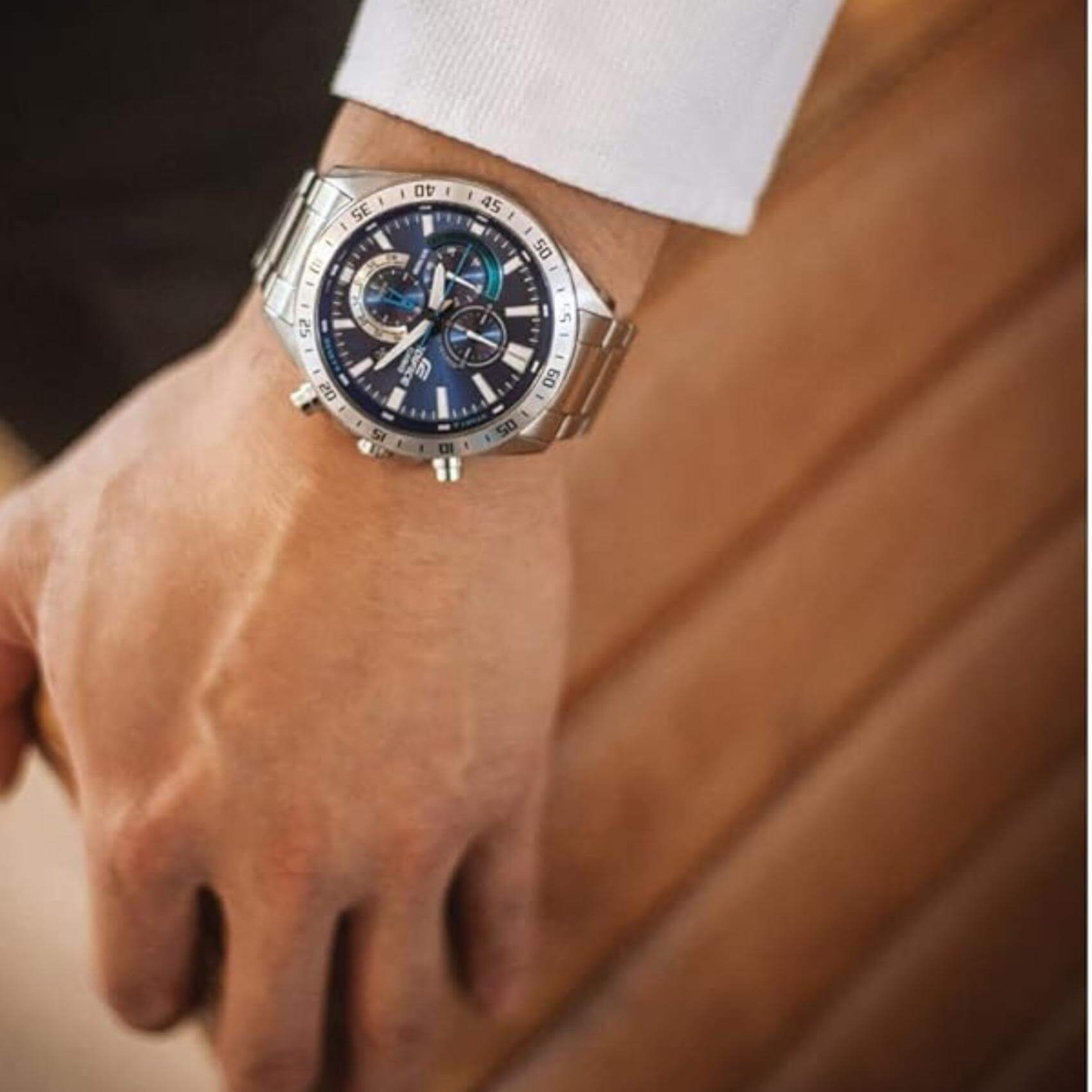 Αδιάβροχο ρολόι CASIO Edifice EFV-620D-2AVUEF με ασημί μπρασελέ από ανοξείδωτο ατσάλι, μπλε καντράν με φωσφορίζον δείκτες, στρογγυλή στεφάνη σε ασημί χρώμα και λειτουργία χρονογράφου.