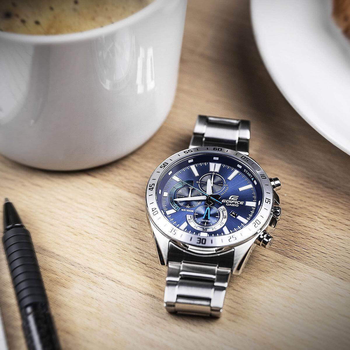 Αδιάβροχο ρολόι CASIO Edifice EFV-620D-2AVUEF με ασημί μπρασελέ από ανοξείδωτο ατσάλι, μπλε καντράν με φωσφορίζον δείκτες, στρογγυλή στεφάνη σε ασημί χρώμα και λειτουργία χρονογράφου.
