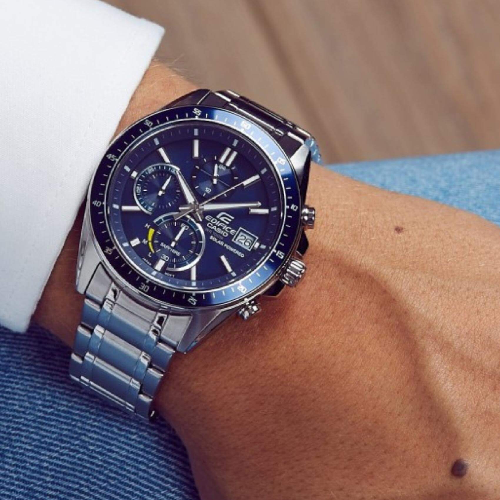 Ανδρικό ρολόι Casio Edifice Solar EFS-S510D-2AVUEF φορεμένο στον καρπό με ασημί ατσάλινο μπρασελέ και μπλε καντράν.