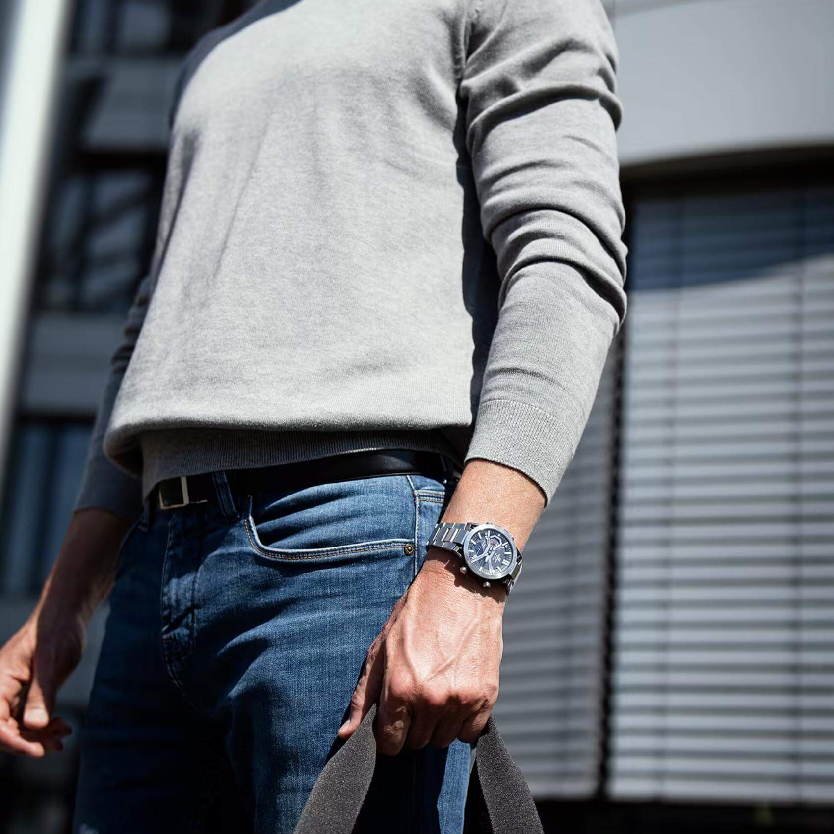 Ρολόι Solar Smart Casio Edifice Sospensione ECB-2000D-1AEF με ασημί ατσάλινο μπρασελέ και μαύρο καντράν διαμέτρου 47,8mm σε στρογγυλό σχημα.