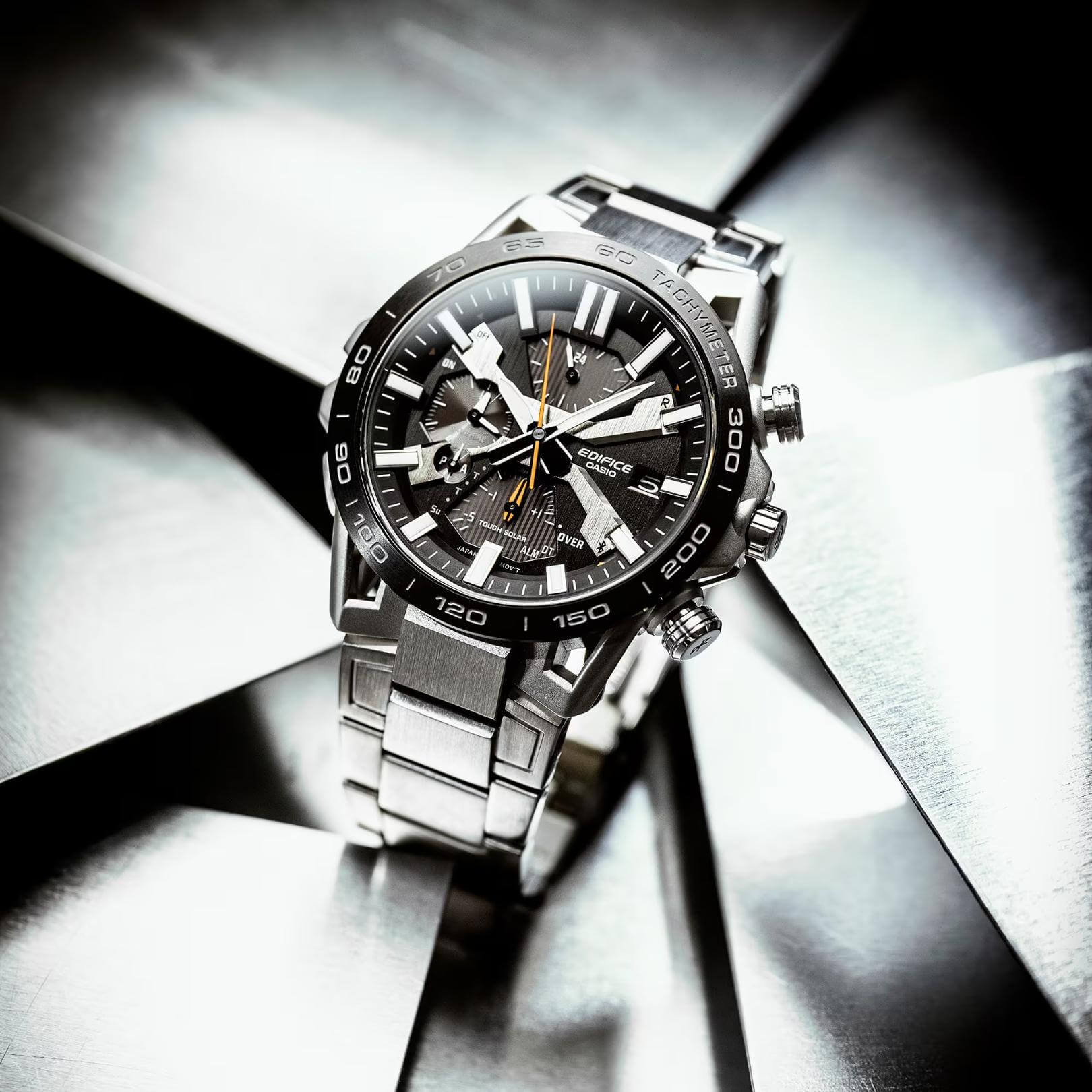 Ρολόι Solar Smart Casio Edifice Sospensione EQB-2000DB-1AER με άσημί ατσάλινο μπρασελέ και μαύρο καντράν διαμέτρου 47,8mm.
