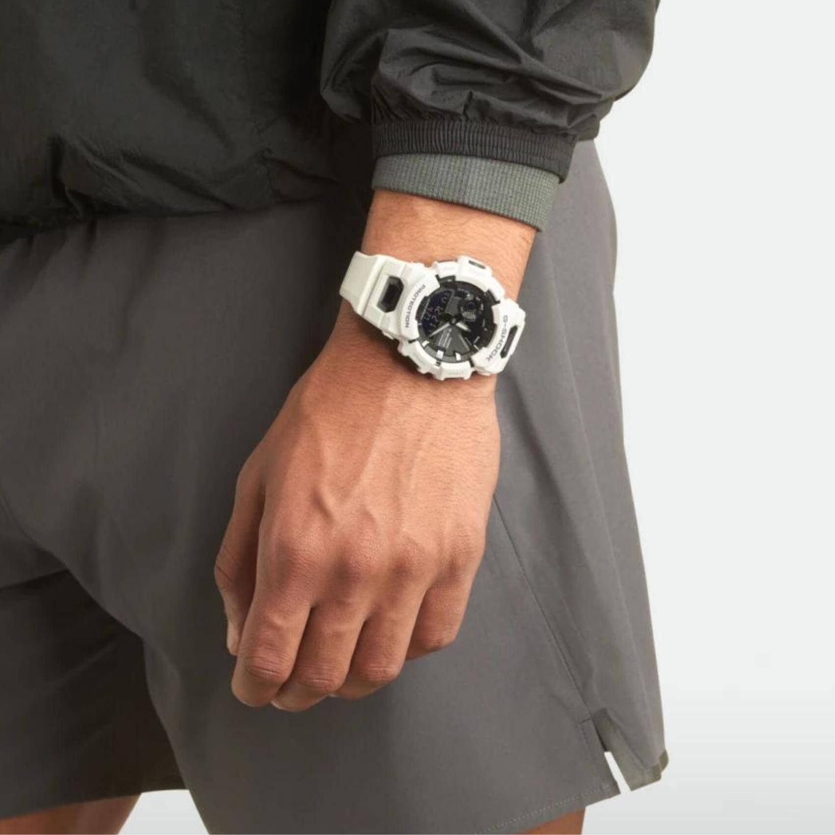 Καταδυτικό ρολόι χρονογράφος Casio G-Shock GBA-900-7AER με λευκό καουτσούκ λουράκι, μαύρο καντράν και στεγανότητα 20ATM-200Μ με λειτουργία bluetooth.