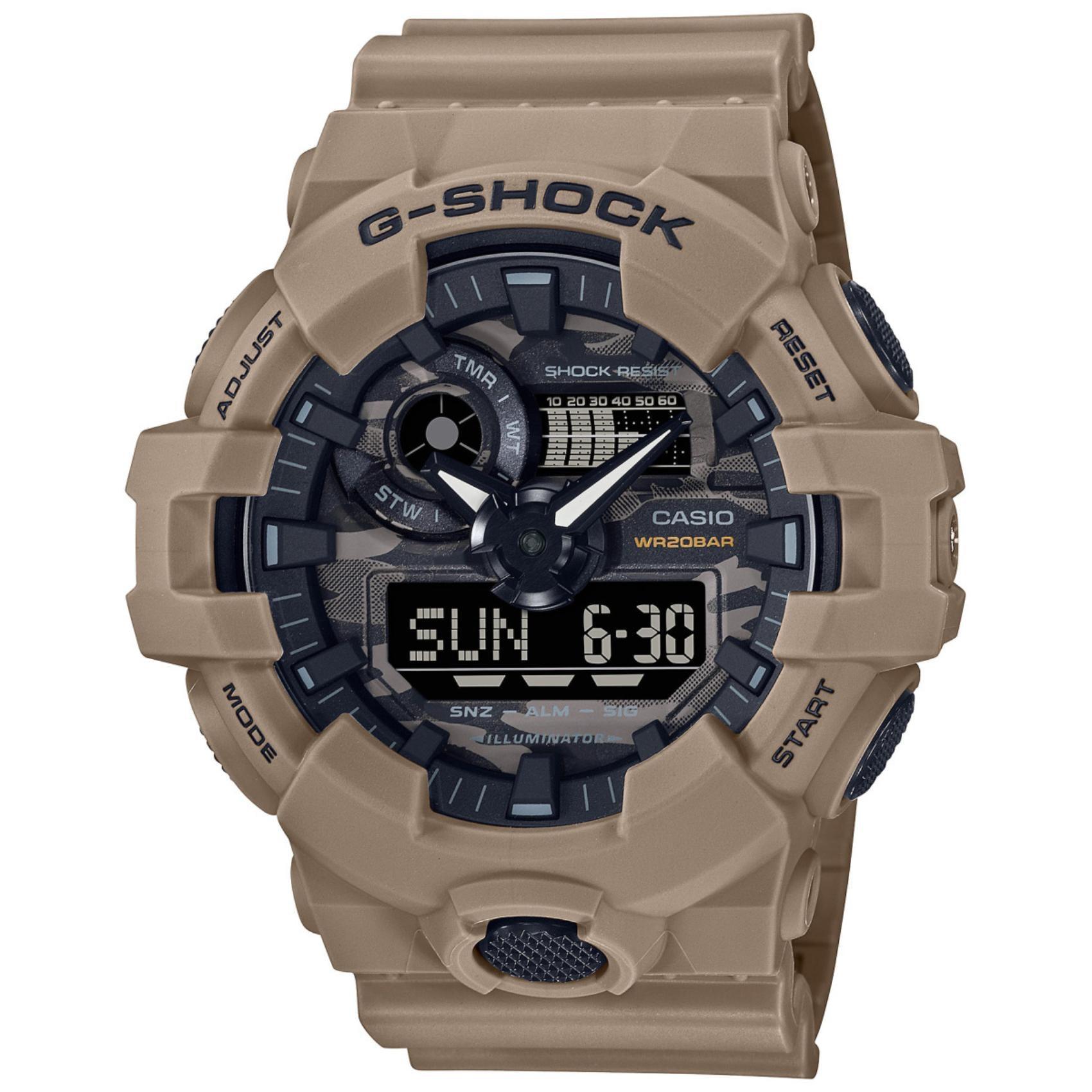 Καταδυτικό ρολόι χρονογράφος Casio G-Shock GA-700CA-5AER με ανοιχτό καφέ καουτσούκ λουράκι, μαύρο καντράν με camo λεπτομέρειες και στεγανότητα 20ATM-200Μ.