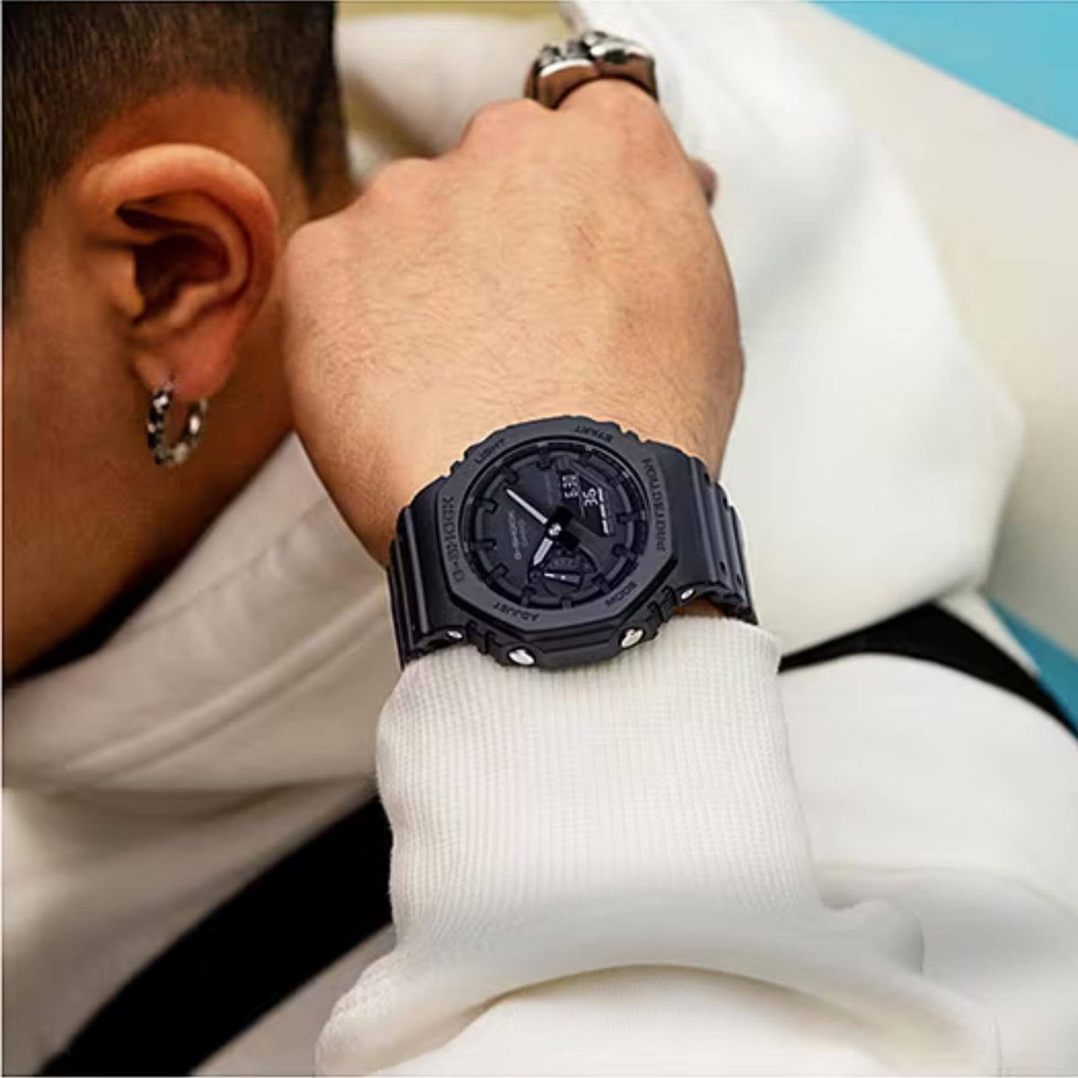 Ρολόι χρονογράφος Casio G-Shock GA-2100-1A1ER με μαύρο καουτσούκ λουράκι, μαύρο καντράν σε οκτάγωνο σχημα με ψηφιακή ένδειξη και στεγανότητα 20ATM-200Μ.