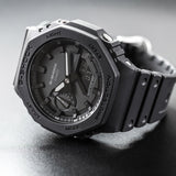 Ρολόι χρονογράφος Casio G-Shock GA-2100-1A1ER με μαύρο καουτσούκ λουράκι, μαύρο καντράν σε οκτάγωνο σχημα με ψηφιακή ένδειξη και στεγανότητα 20ATM-200Μ.