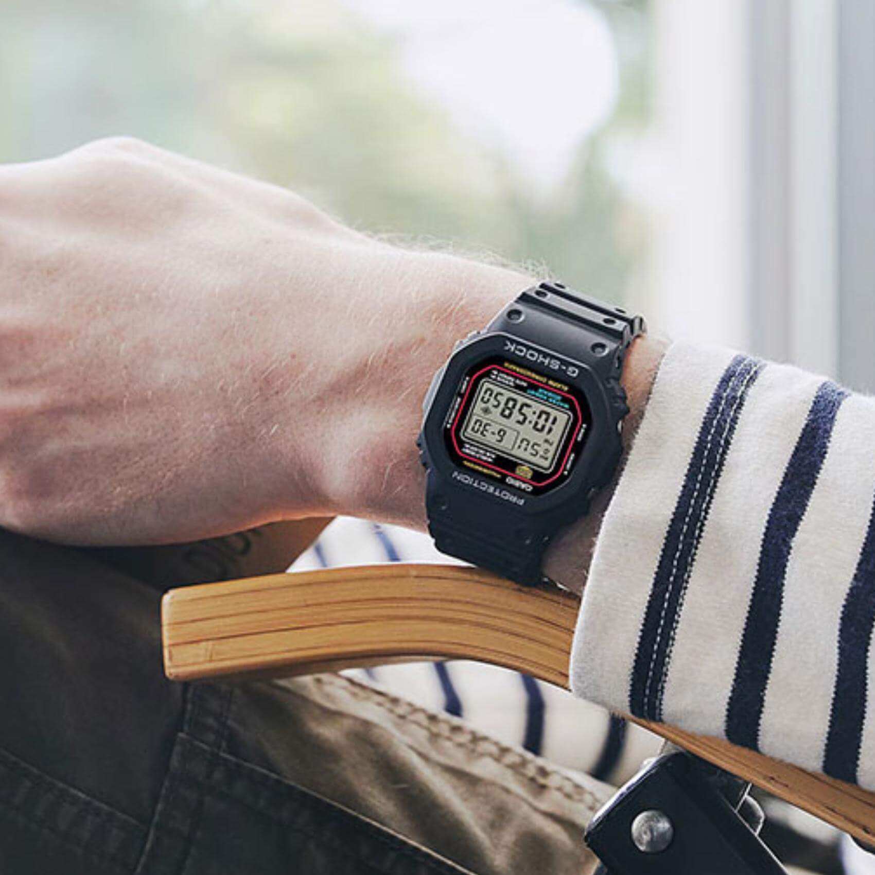 Ανδρικό ρολόι Casio G-Shock DW-5600RL-1ER φορεμένο στον καρπό με μαύρο καουτσούκ λουράκι και μαύρο ψηφιακό καντράν.