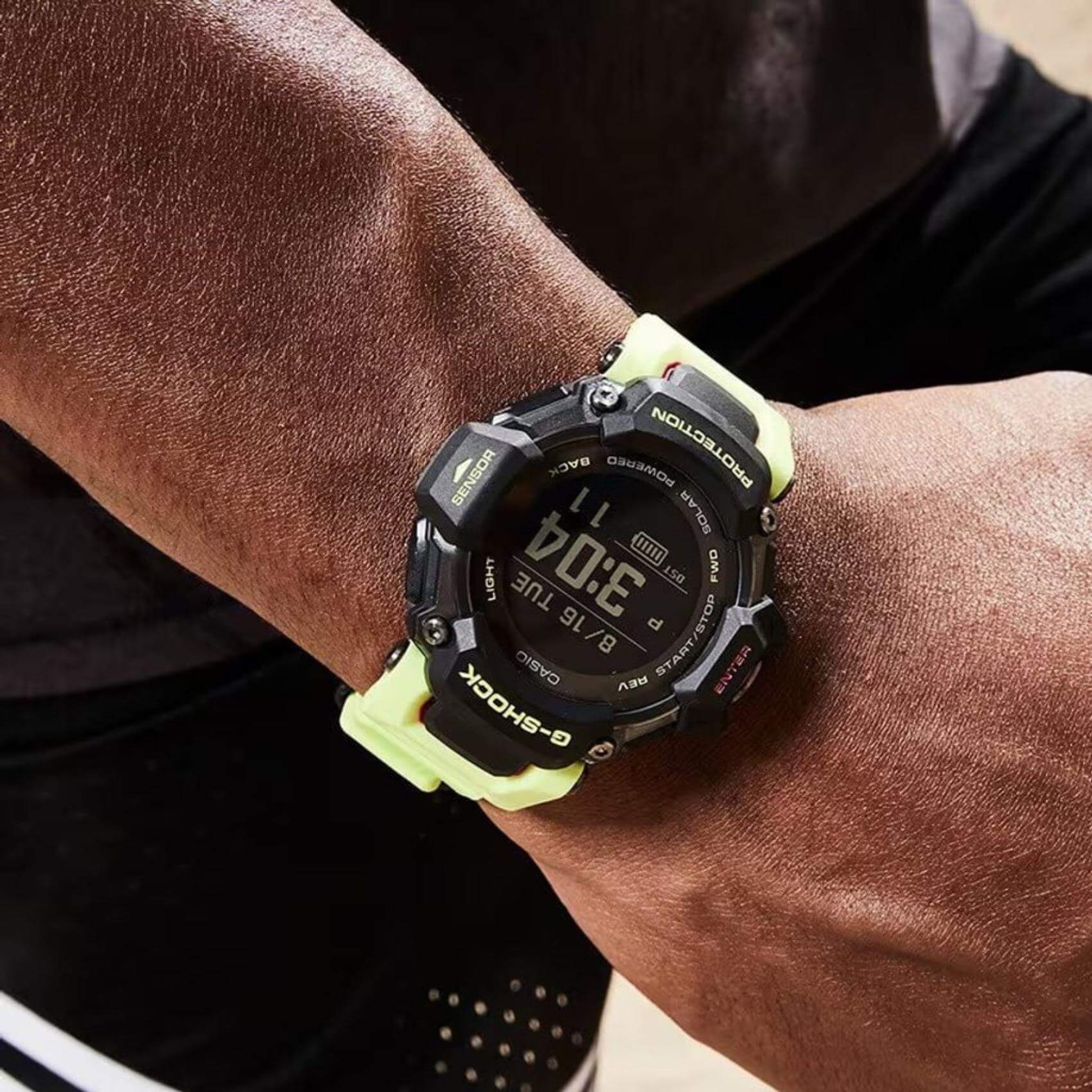 Ρολόι Casio G-Shock G-Squad GBD-H2000-1A9ER που συνδυάζει πράσινο καουτσούκ λουράκι και μαύρο καντράν μεγέθους 52.6mm.