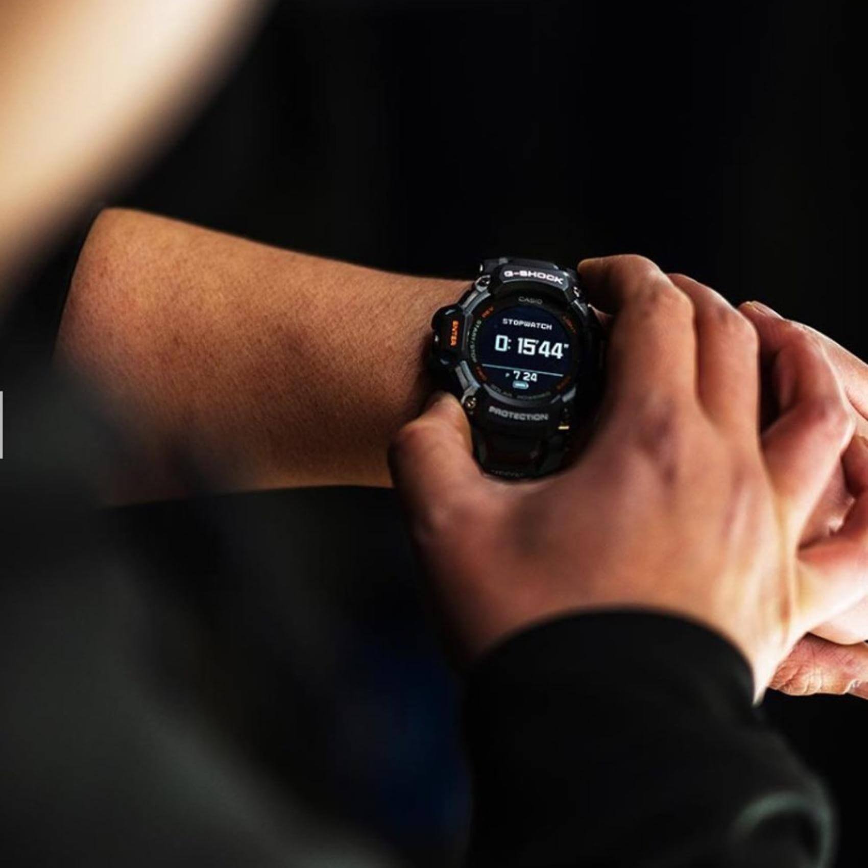 Ρολόι Casio G-Shock G-Squad GBD-H2000-1A9ER που συνδυάζει πράσινο καουτσούκ λουράκι και μαύρο καντράν μεγέθους 52.6mm.