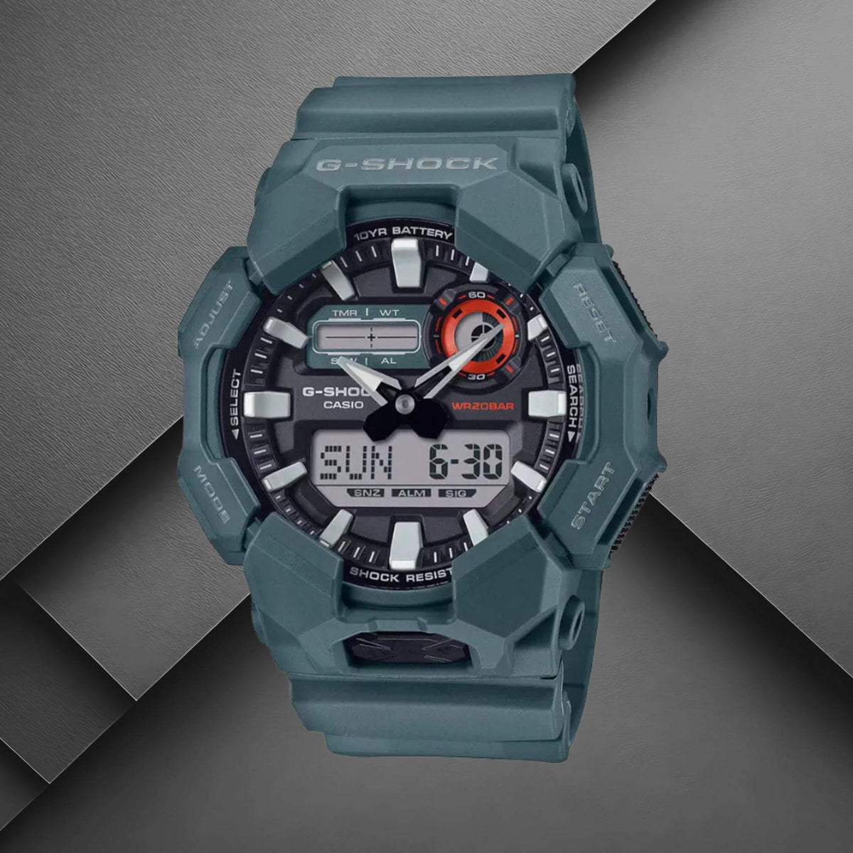Ανδρικό ρολόι Casio G-Shock GA-010-2AER με πράσινο καουτσούκ λουράκι και μαύρο καντράν.