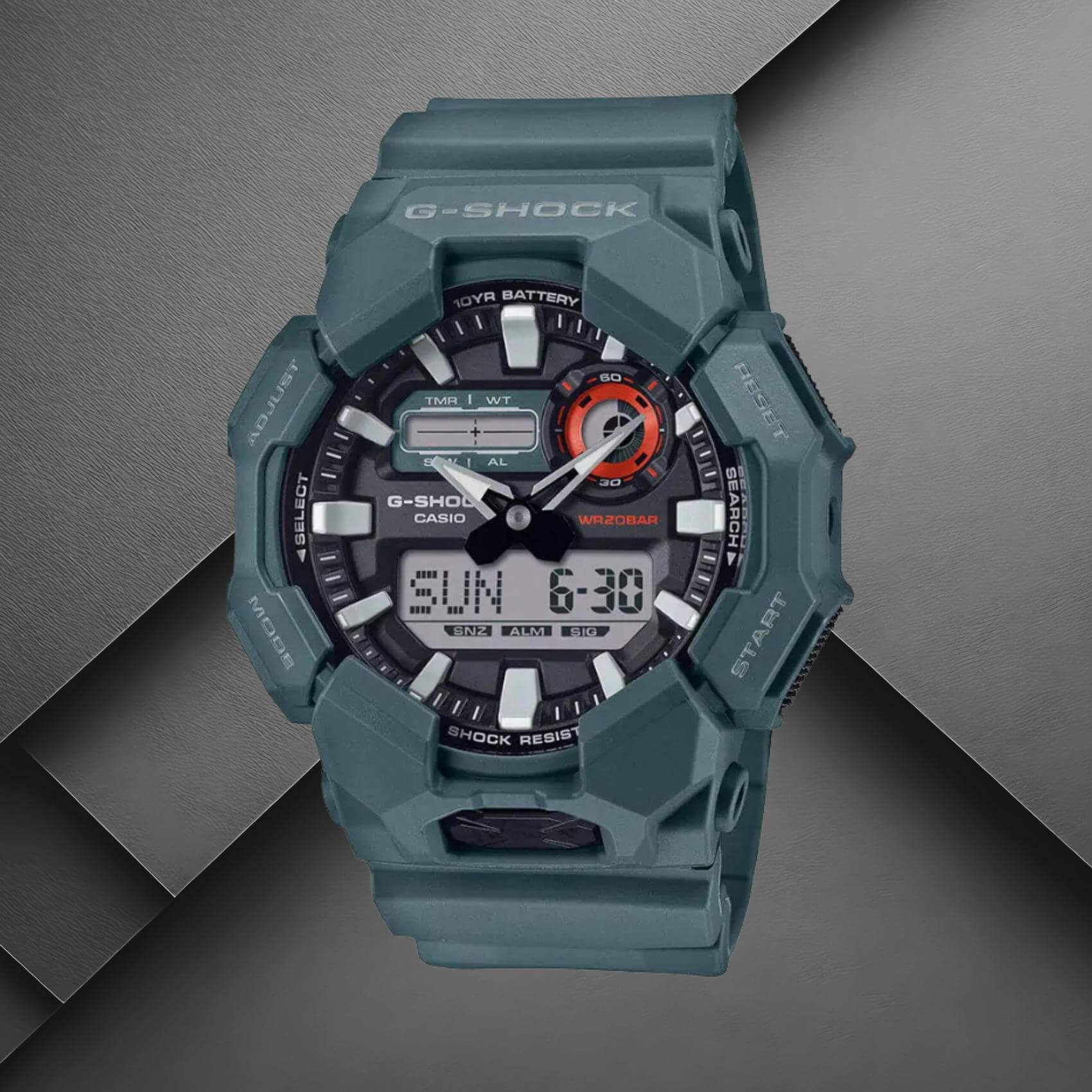Ανδρικό ρολόι Casio G-Shock GA-010-2AER με πράσινο καουτσούκ λουράκι και μαύρο καντράν.