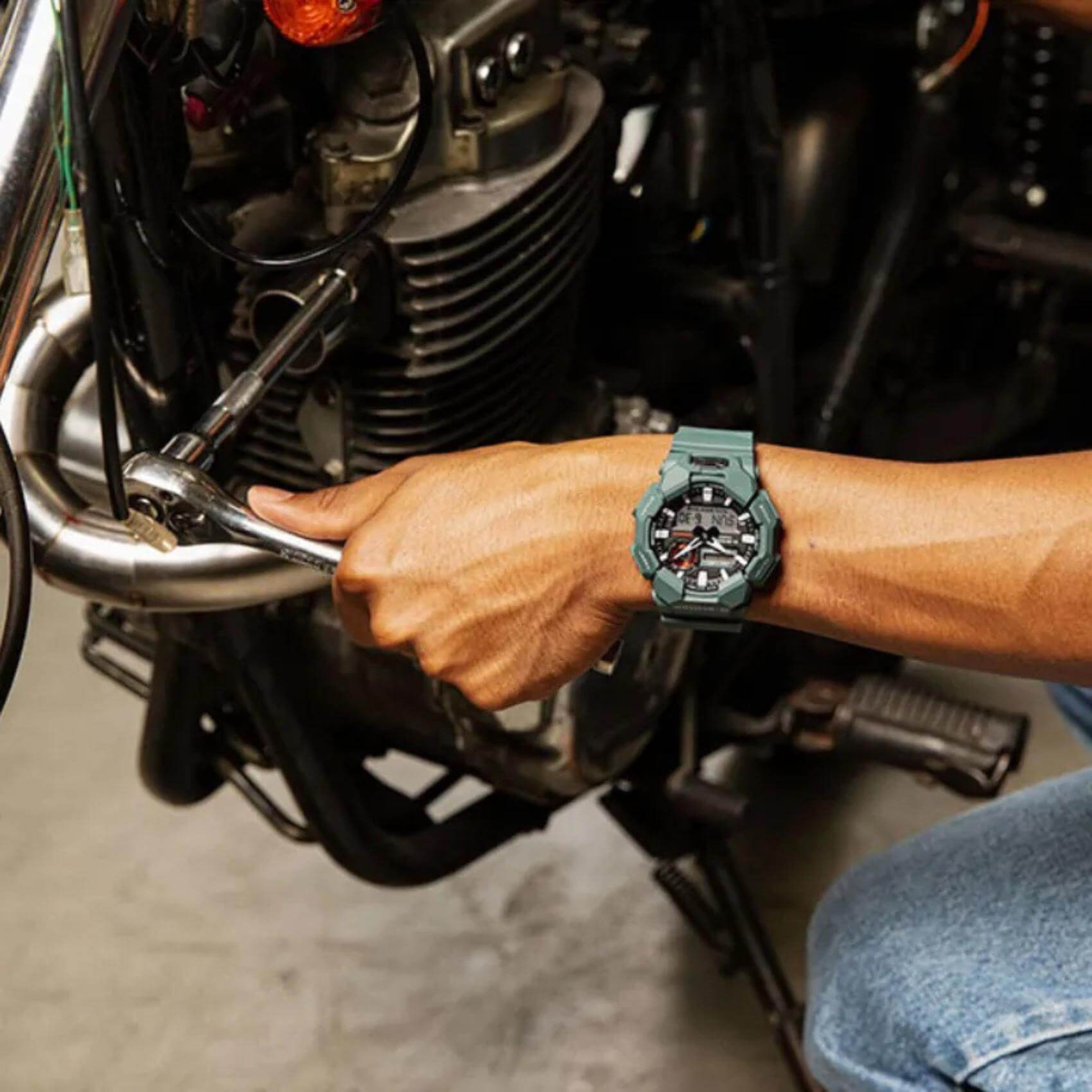 Ανδρικό ρολόι Casio G-Shock GA-010-2AER φορεμένο στον καρπό με πράσινο καουτσούκ λουράκι και μαύρο καντράν.