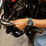Ανδρικό ρολόι Casio G-Shock GA-010-2AER φορεμένο στον καρπό με πράσινο καουτσούκ λουράκι και μαύρο καντράν.