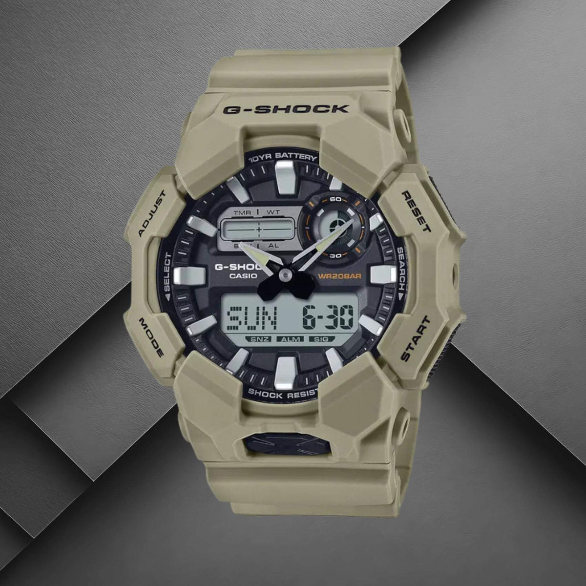 Ανδρικό ρολόι Casio G-Shock GA-010-5AER με μπεζ καουτσούκ λουράκι και μαύρο καντράν σε background.