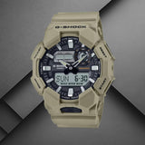 Ανδρικό ρολόι Casio G-Shock GA-010-5AER με μπεζ καουτσούκ λουράκι και μαύρο καντράν σε background.