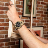 Ανδρικό ρολόι Casio G-Shock GA-010-5AER φορεμένο στον καρπό με μπεζ καουτσούκ λουράκι και μαύρο καντράν.