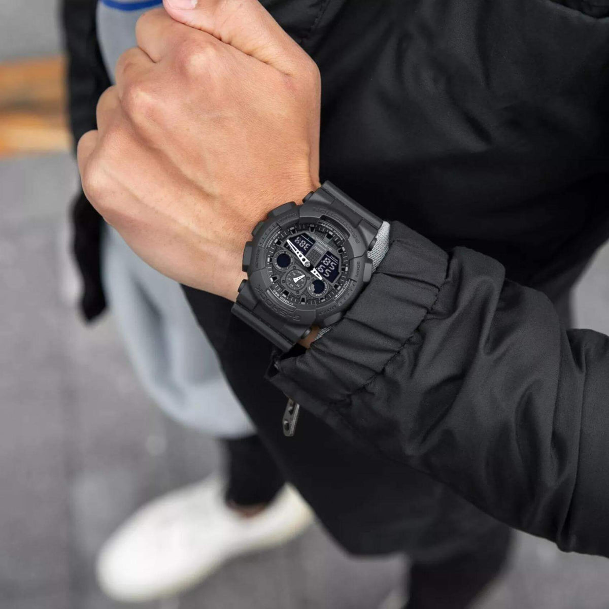 Ρολόι χρονογράφος Casio G-Shock GA-100-1A1ER που συνδυάζει μαύρο καουτσούκ λουράκι και μαύρο καντράν μεγέθους 51mm.