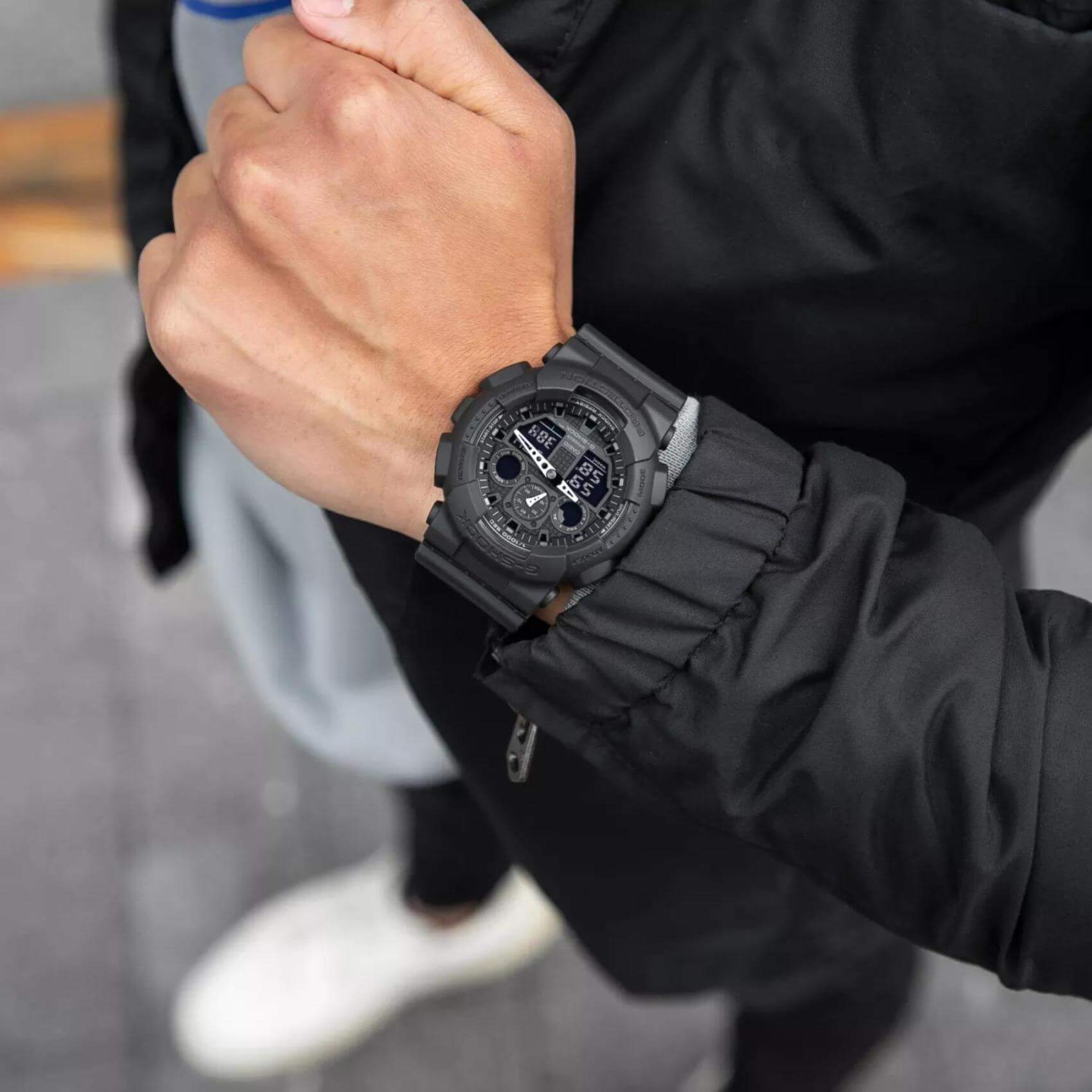 Ρολόι χρονογράφος Casio G-Shock GA-100-1A1ER που συνδυάζει μαύρο καουτσούκ λουράκι και μαύρο καντράν μεγέθους 51mm.