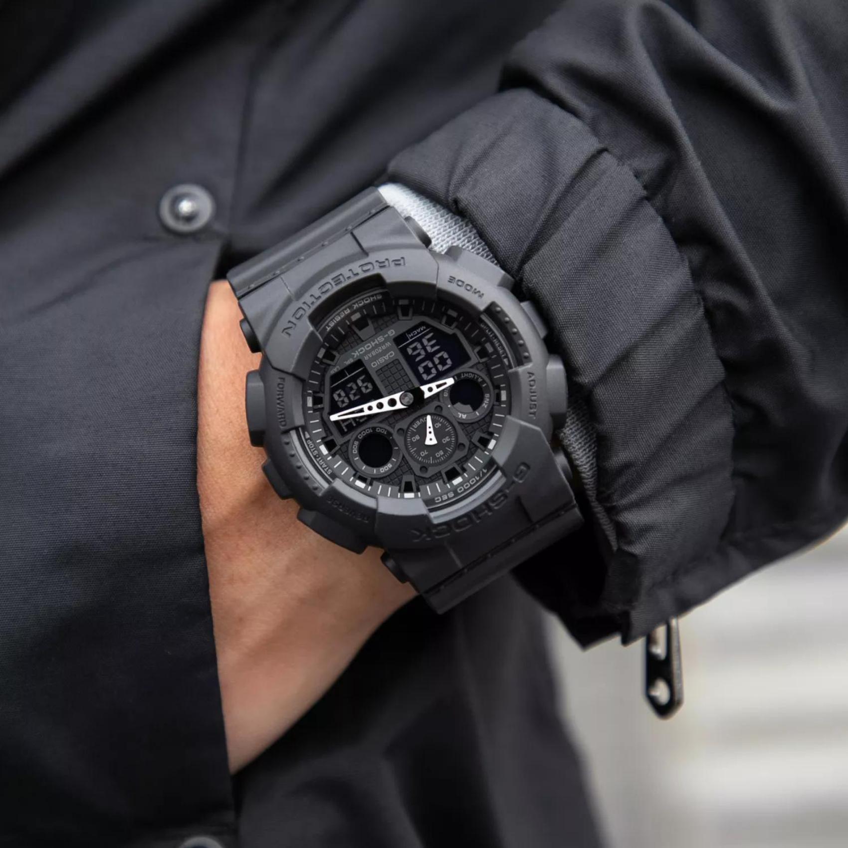 Ρολόι χρονογράφος Casio G-Shock GA-100-1A1ER που συνδυάζει μαύρο καουτσούκ λουράκι και μαύρο καντράν μεγέθους 51mm.