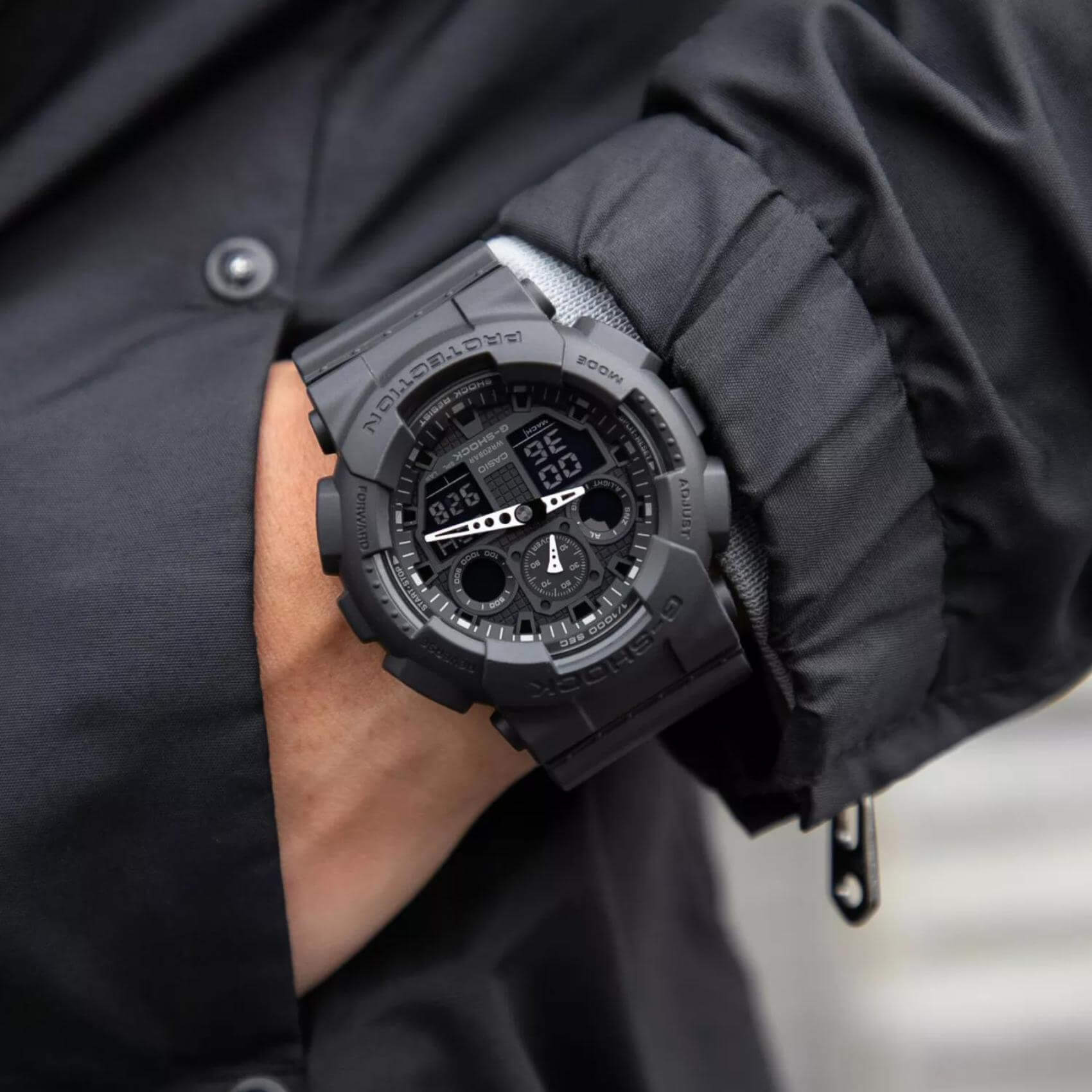 Ρολόι χρονογράφος Casio G-Shock GA-100-1A1ER που συνδυάζει μαύρο καουτσούκ λουράκι και μαύρο καντράν μεγέθους 51mm.