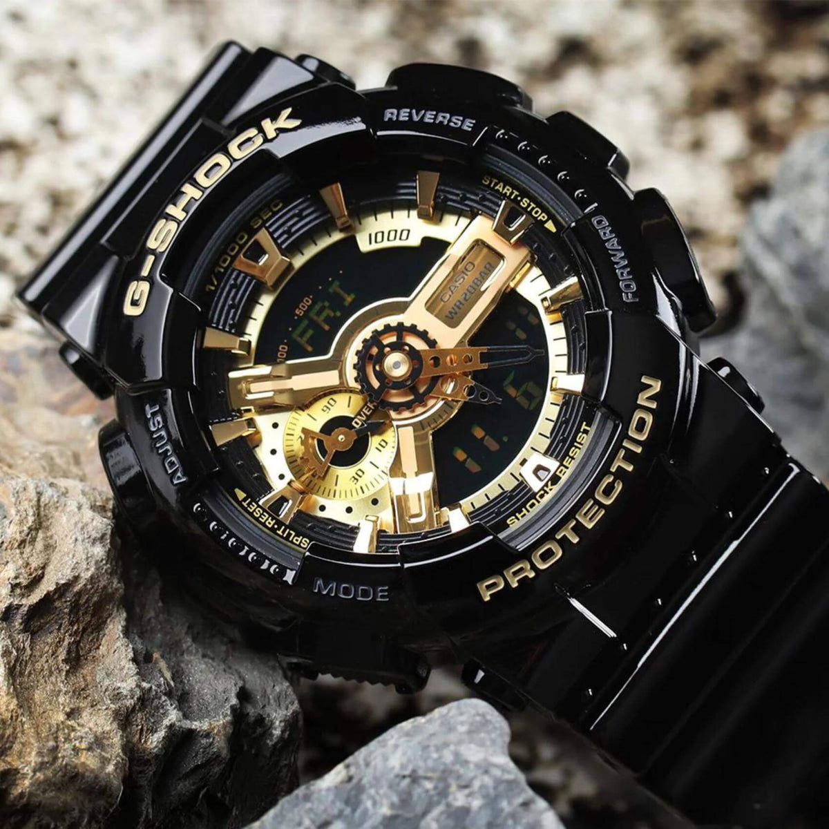 Ρολόι χρονογράφος Casio G-Shock GA-110GB-1AER που συνδυάζει μαύρο καουτσούκ λουράκι και μαύρο καντράν μεγέθους 51mm.