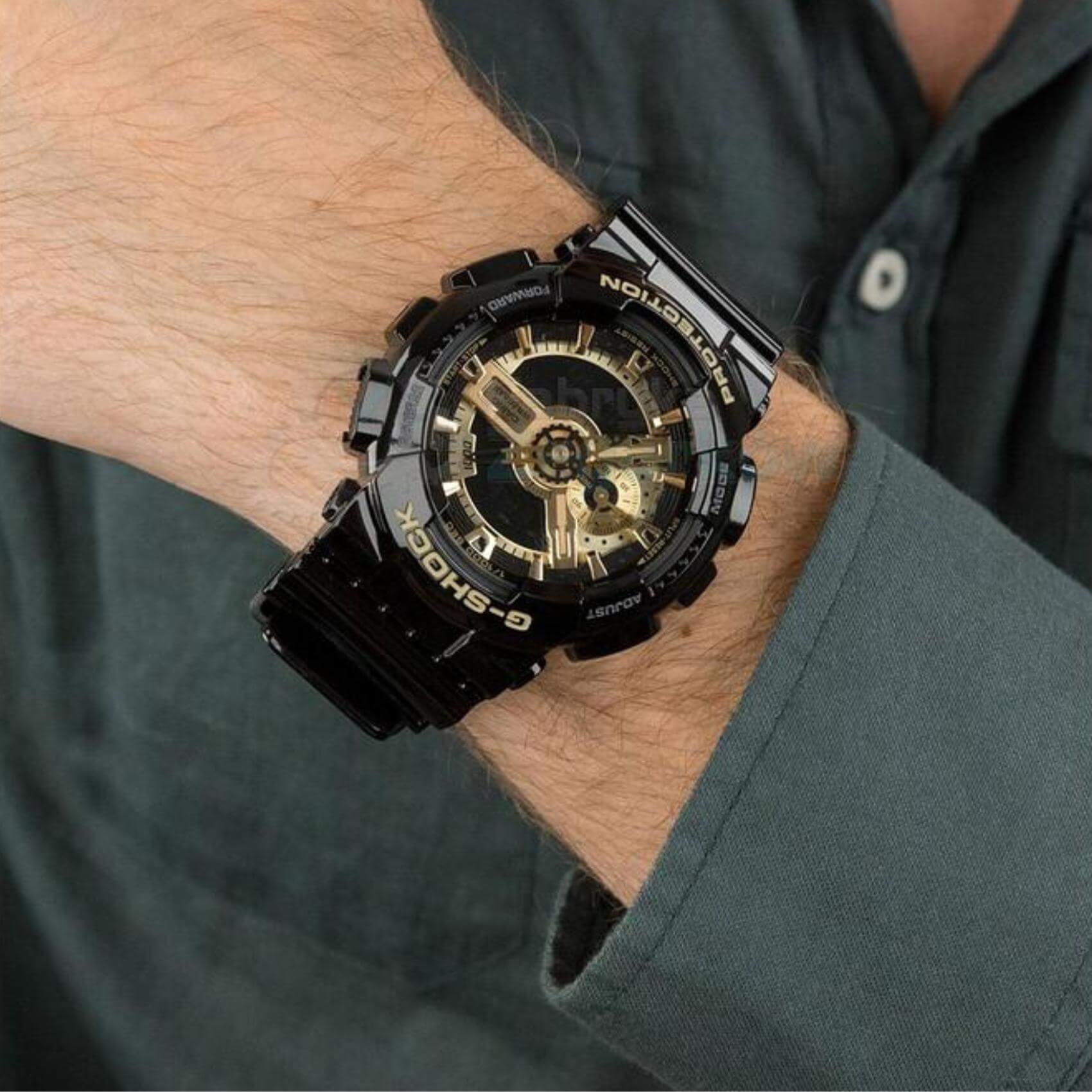 Ρολόι χρονογράφος Casio G-Shock GA-110GB-1AER που συνδυάζει μαύρο καουτσούκ λουράκι και μαύρο καντράν μεγέθους 51mm.