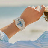 Ανδρικό ρολόι Casio G-Shock GA-110HDS-7AER φορεμένο στον καρπό με λευκό καουτσούκ λουράκι και μπλε καντράν.