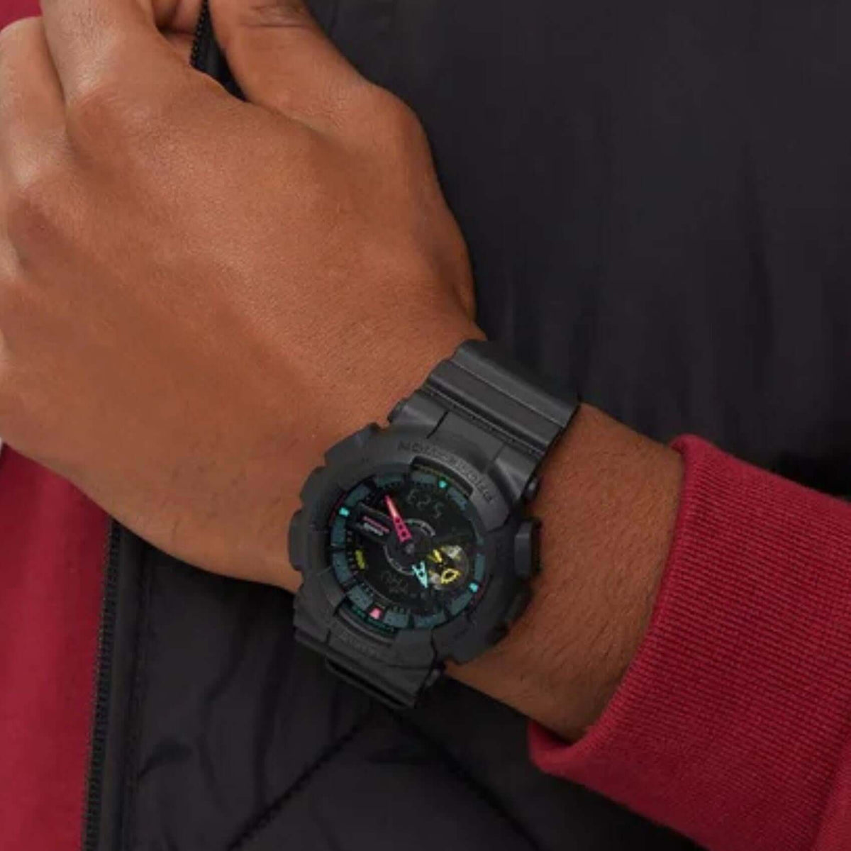 Ανδρικό ρολόι Casio G-Shock GA-110MF-1AER φορεμένο στον καρπό με μαύρο καουτσούκ λουράκι και μαύρο καντράν.