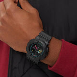 Ανδρικό ρολόι Casio G-Shock GA-110MF-1AER φορεμένο στον καρπό με μαύρο καουτσούκ λουράκι και μαύρο καντράν.