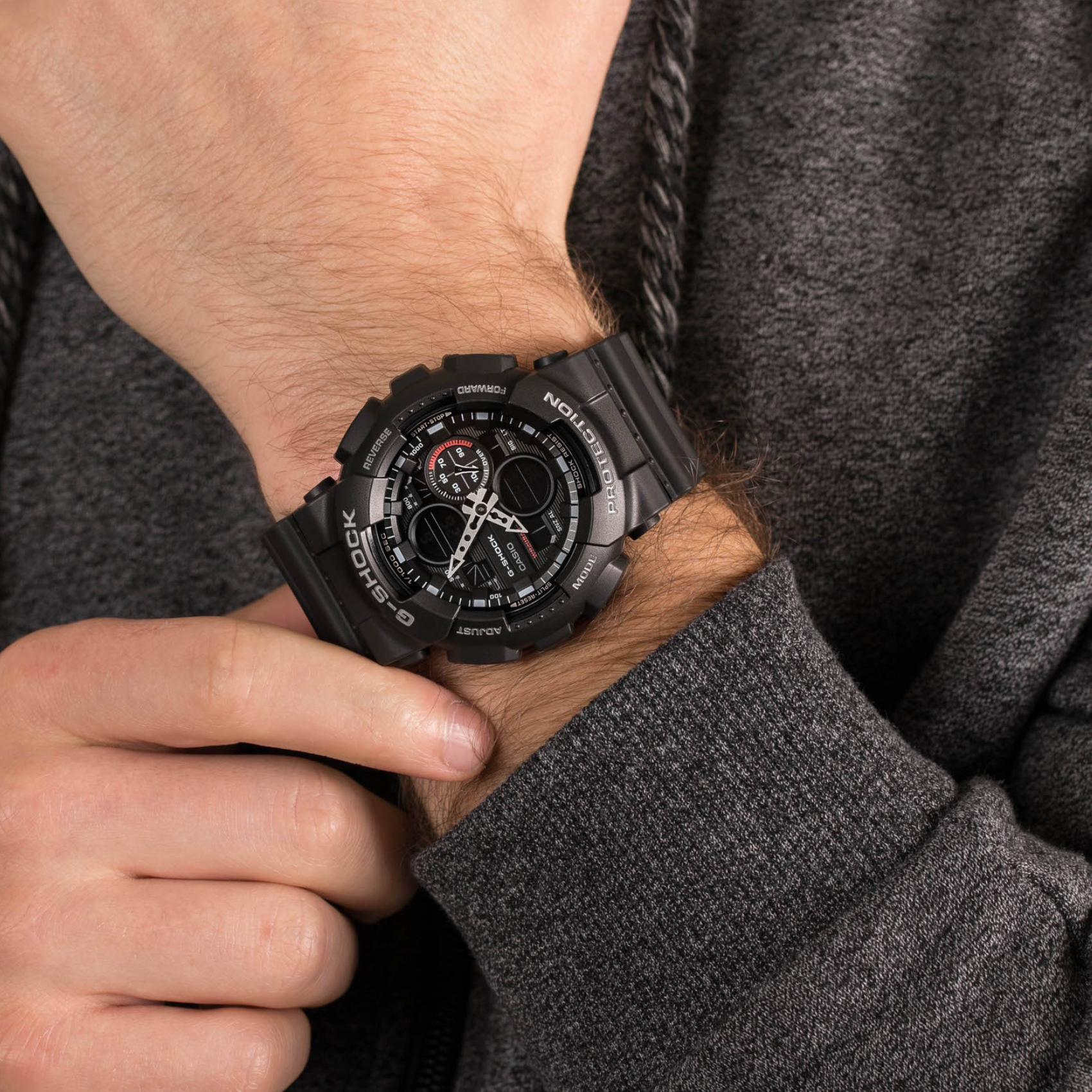 Ρολόι χρονογράφος Casio G-Shock GA-140-1A1ER που συνδυάζει μαύρο καουτσούκ λουράκι και μαύρο καντράν μεγέθους 51mm.