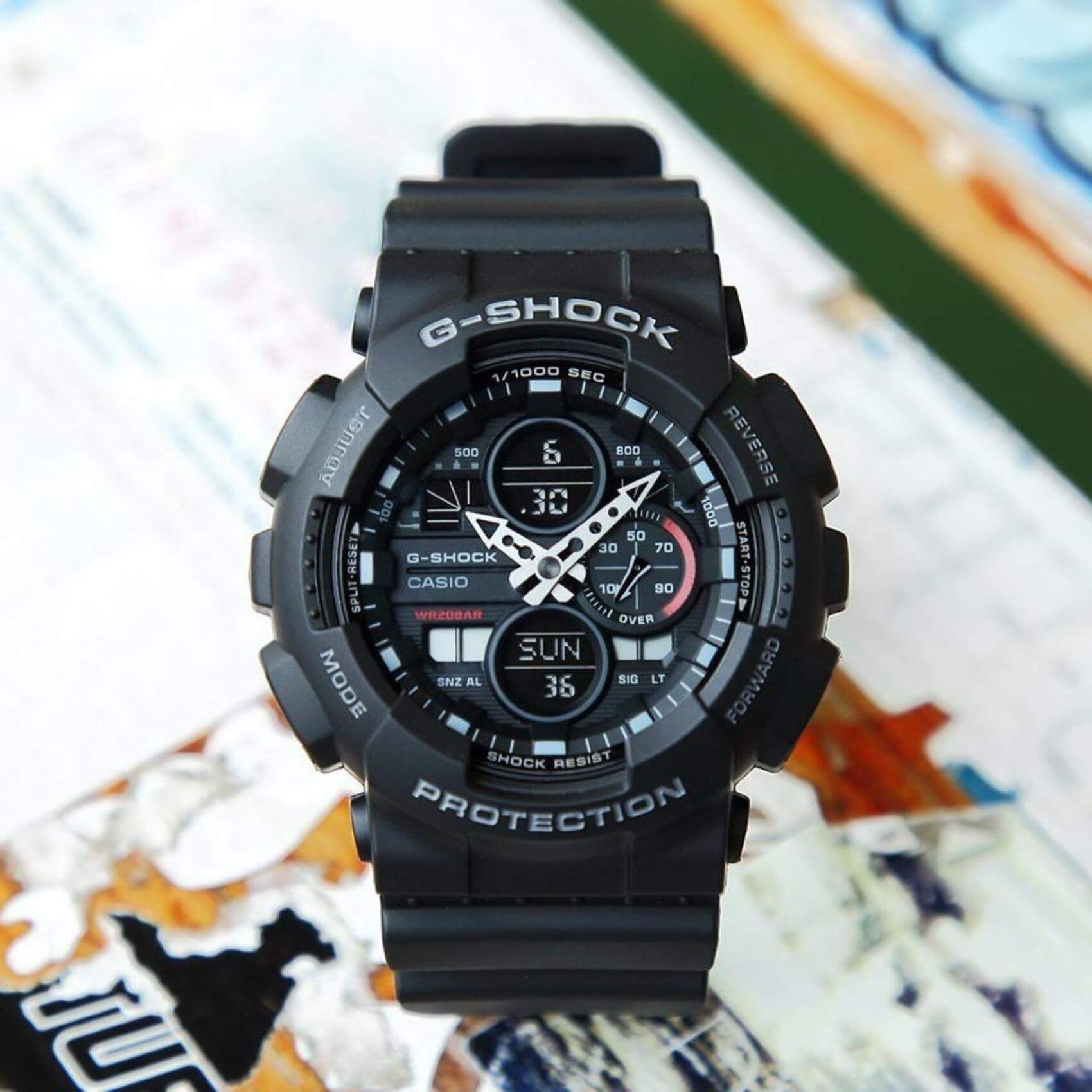 Ρολόι χρονογράφος Casio G-Shock GA-140-1A1ER που συνδυάζει μαύρο καουτσούκ λουράκι και μαύρο καντράν μεγέθους 51mm.