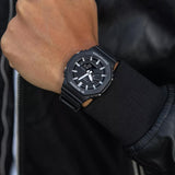 Ανδρικό ρολόι Casio G-Shock GA-2100-1AER φορεμένο στον καρπό με μαύρο καουτσούκ λουράκι και μαύρο καντράν.