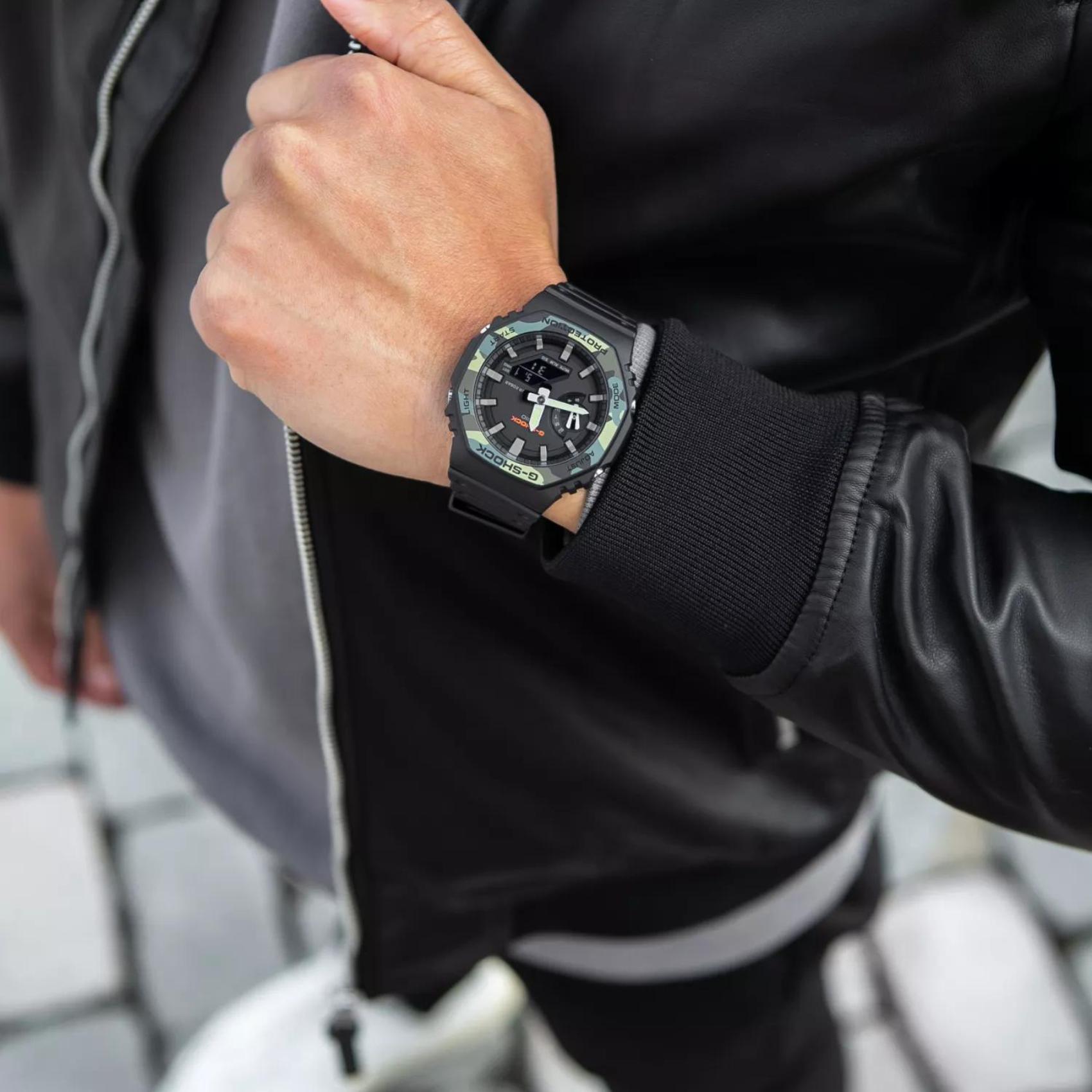 Ρολόι χρονογράφος Casio G-Shock GA-2100SU-1AER με μαύρο καουτσούκ λουράκι, μαύρο καντράν με camouflage μεγέθους 45.4mm anadigi κατάλληλο για καταδύσεις.