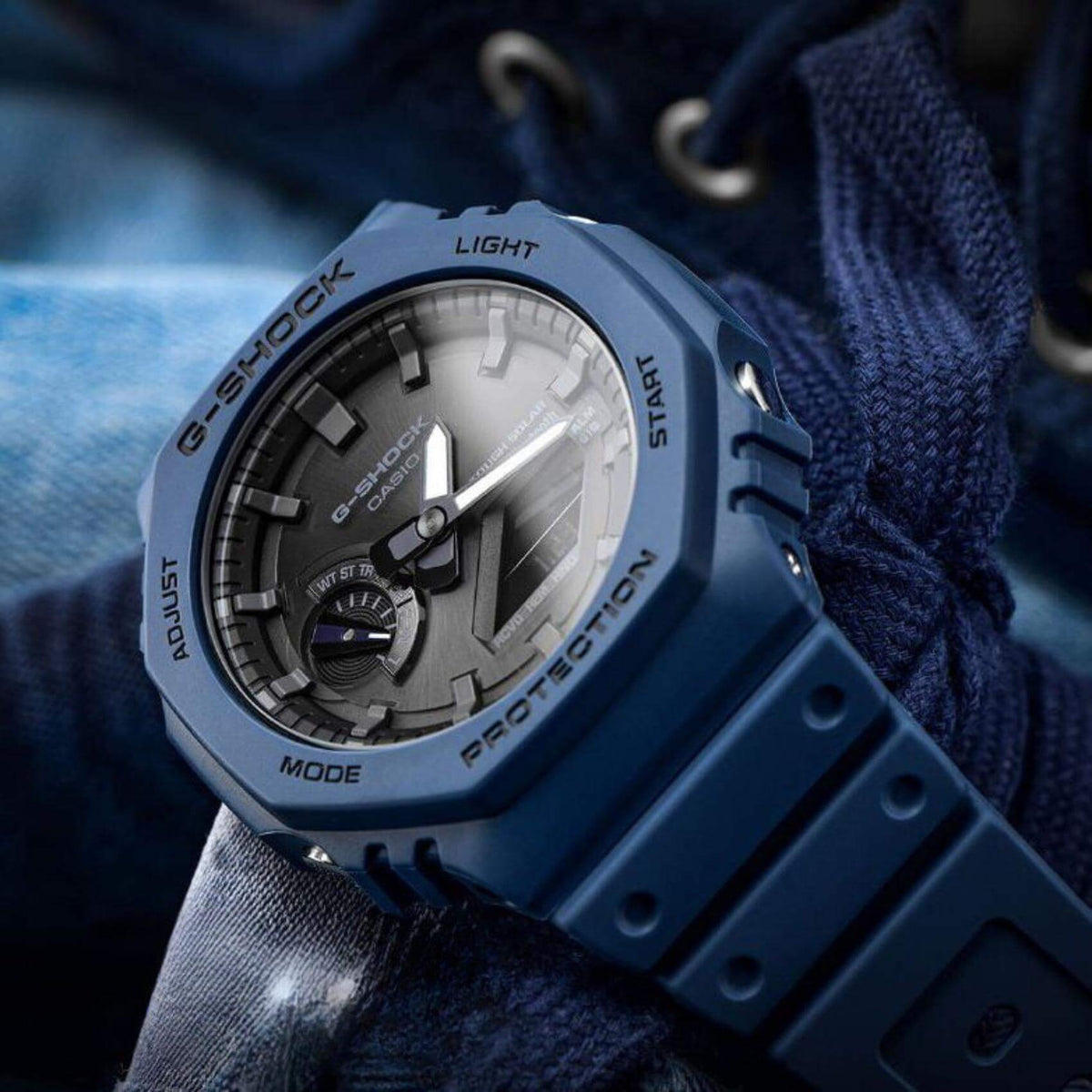 Ρολόι Casio G-Shock GA-B2100-2AER Solar με μπλε καουτσούκ λουράκι και μαύρο καντράν διαμέτρου 48,5mm σε οκτάγωνο σχημα.