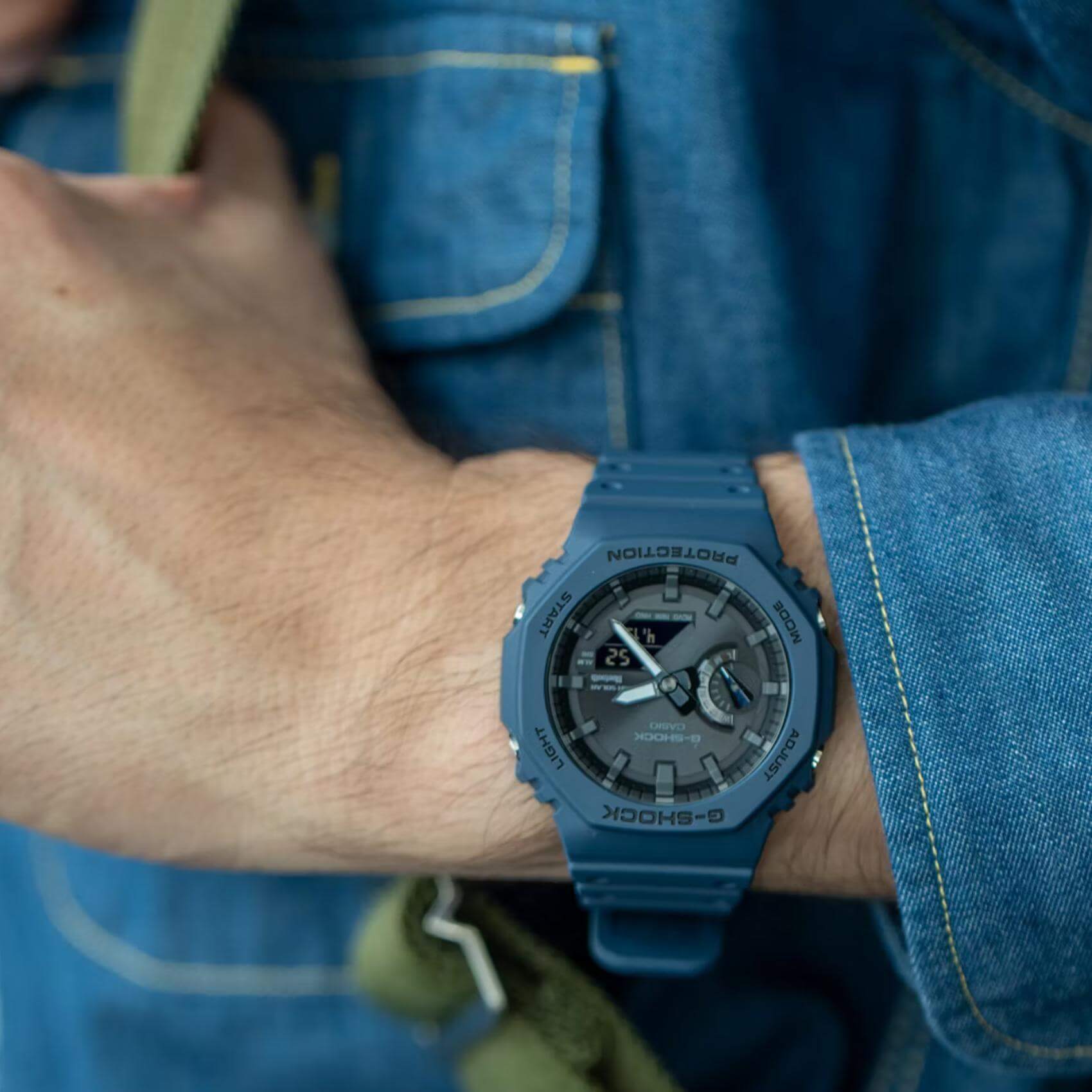 Ρολόι Casio G-Shock GA-B2100-2AER Solar με μπλε καουτσούκ λουράκι και μαύρο καντράν διαμέτρου 48,5mm σε οκτάγωνο σχημα.