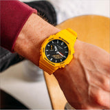 Ρολόι Solar Casio G-Shock GA-B2100C-9AER με κίτρινο καουτσούκ λουράκι, μαύρο καντράν μεγέθους 48,5mm κατάλληλο για καταδύσεις.