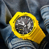 Ρολόι Solar Casio G-Shock GA-B2100C-9AER με κίτρινο καουτσούκ λουράκι, μαύρο καντράν μεγέθους 48,5mm κατάλληλο για καταδύσεις.