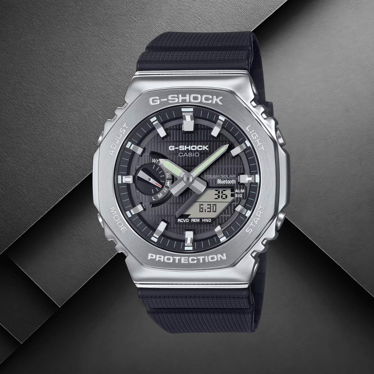 Ανδρικό ρολόι Casio G-Shock GBM-2100-1AER με μαύρο καουτσούκ λουράκι και μαύρο καντράν σε background.