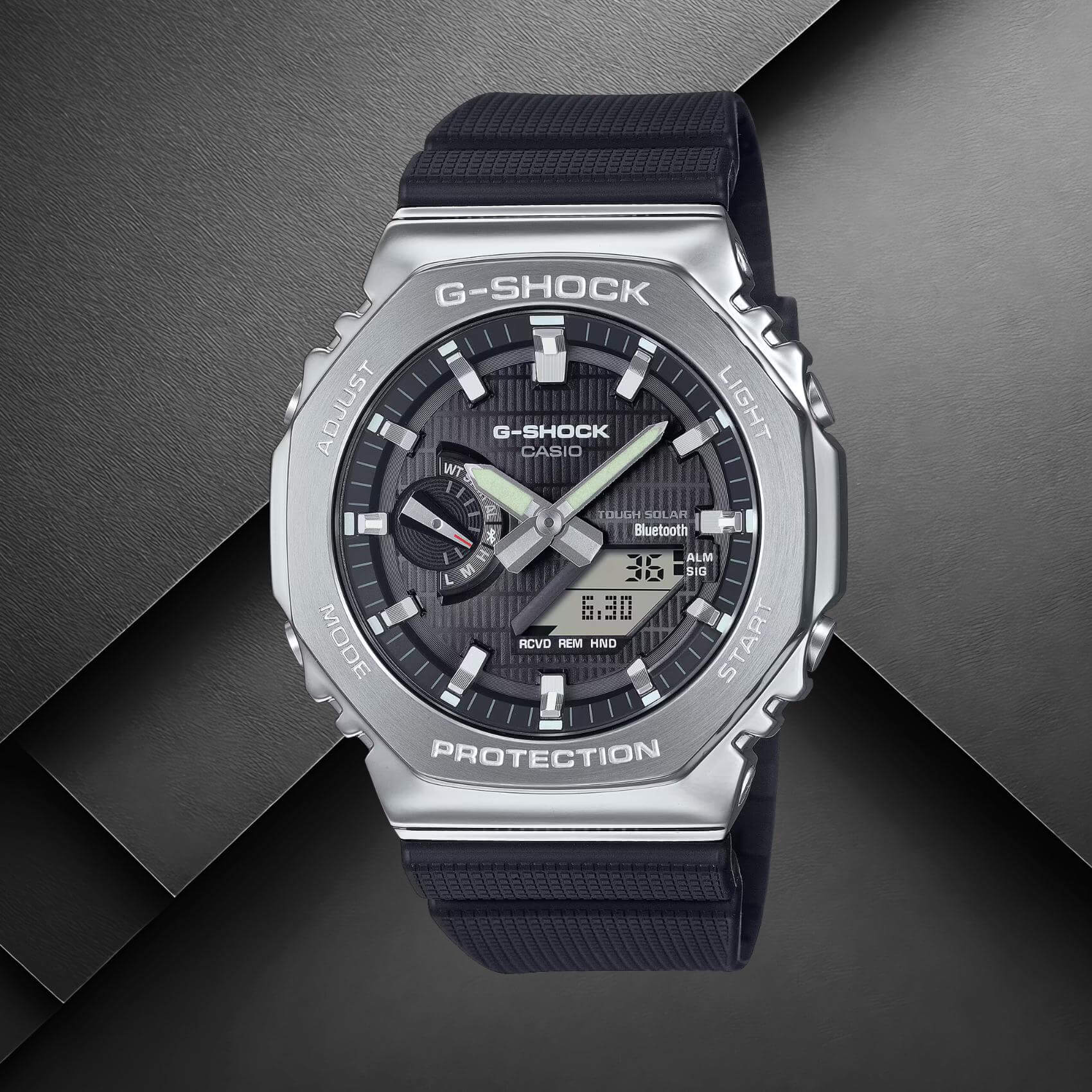 Ανδρικό ρολόι Casio G-Shock GBM-2100-1AER με μαύρο καουτσούκ λουράκι και μαύρο καντράν σε background.
